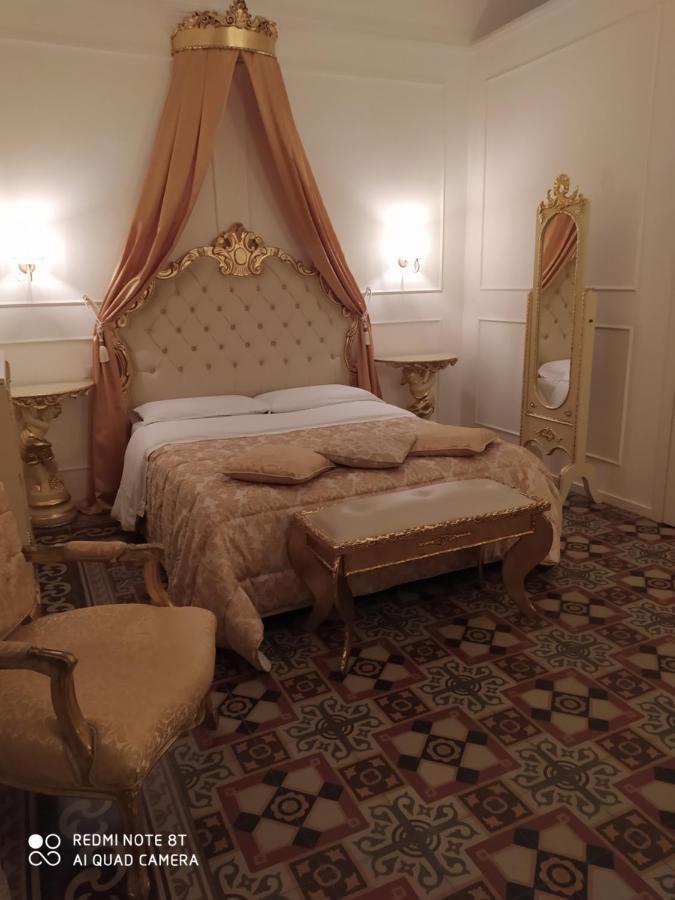 Donna Lucrezia Boutique Style Couette-café